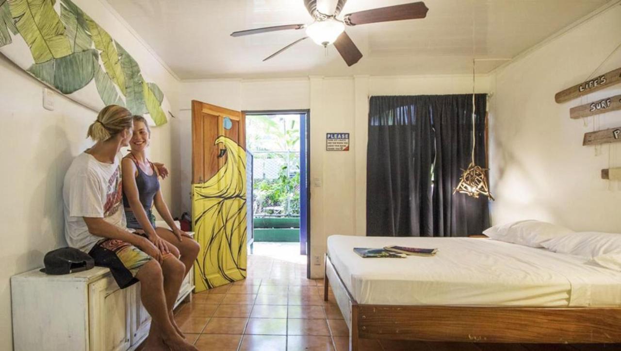 Buena Nota Hostel Jacó Esterno foto
