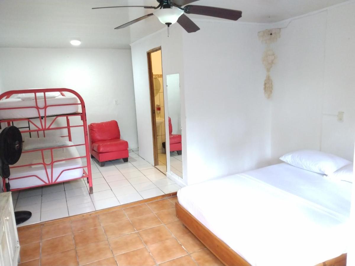 Buena Nota Hostel Jacó Esterno foto