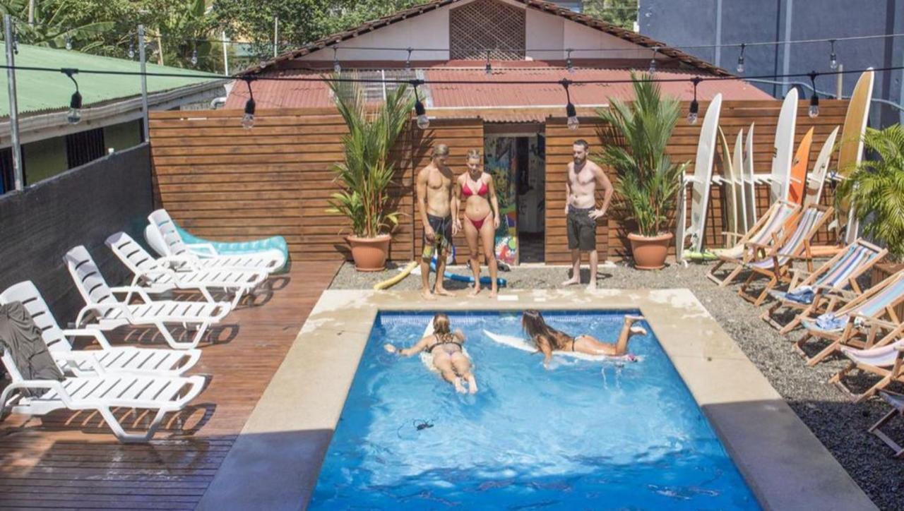 Buena Nota Hostel Jacó Esterno foto