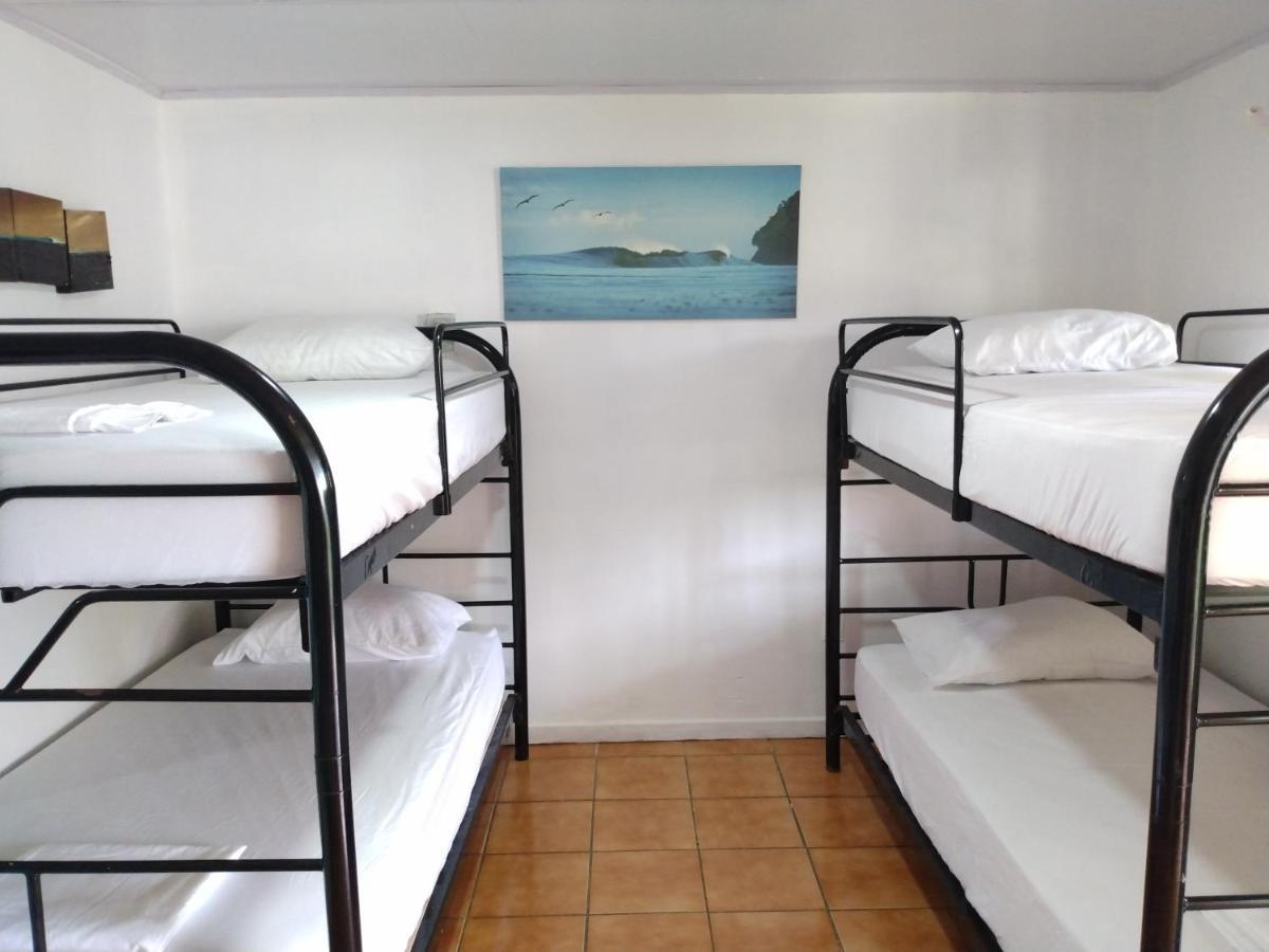 Buena Nota Hostel Jacó Esterno foto
