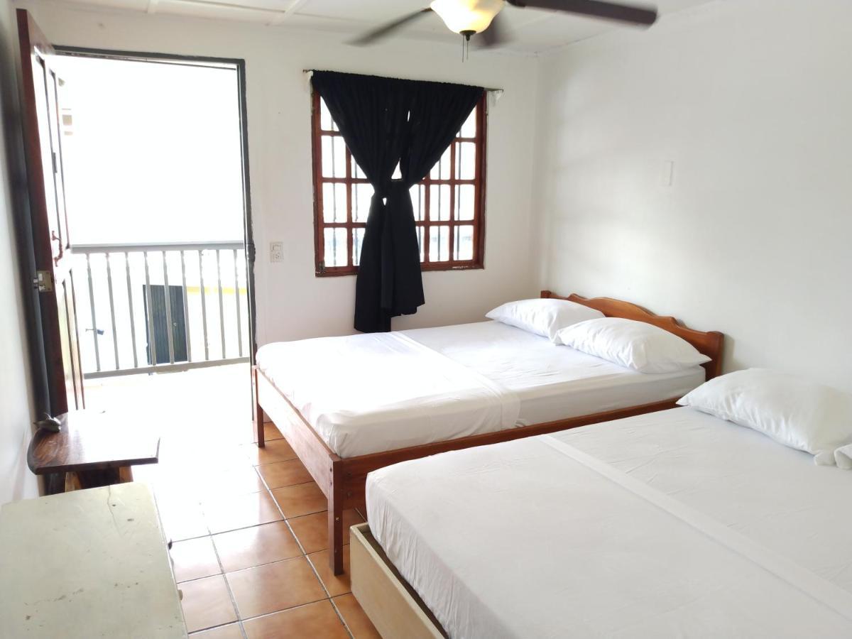 Buena Nota Hostel Jacó Esterno foto