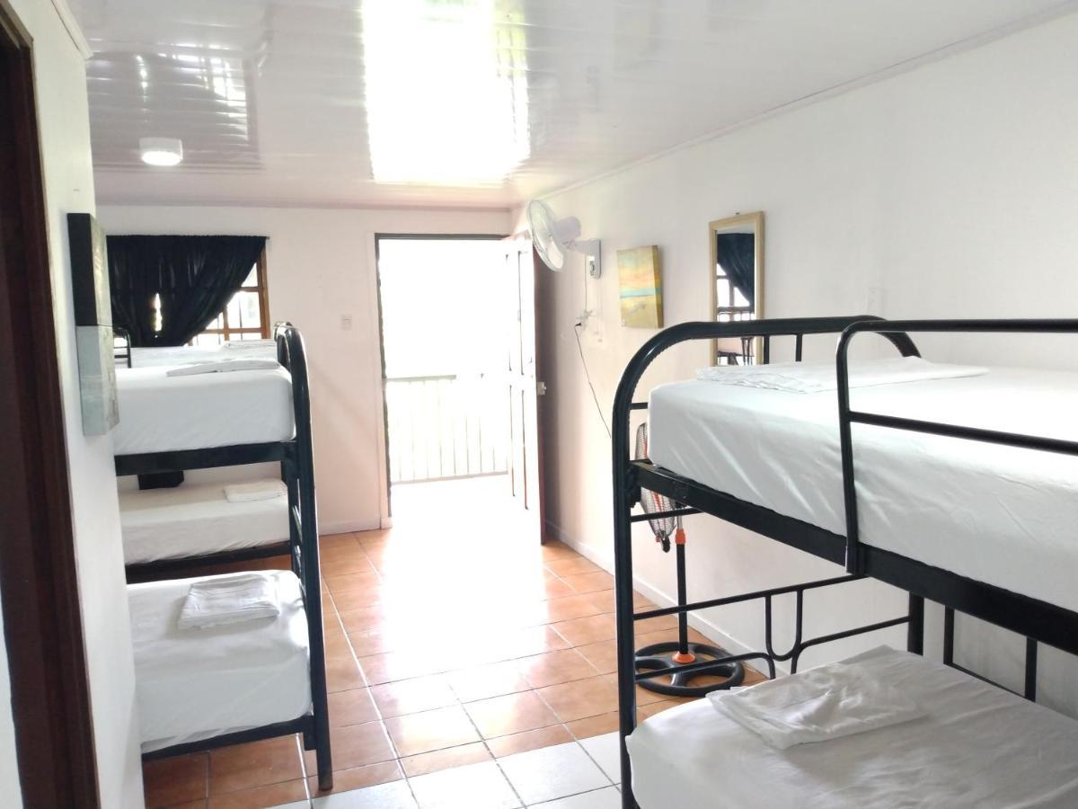 Buena Nota Hostel Jacó Esterno foto