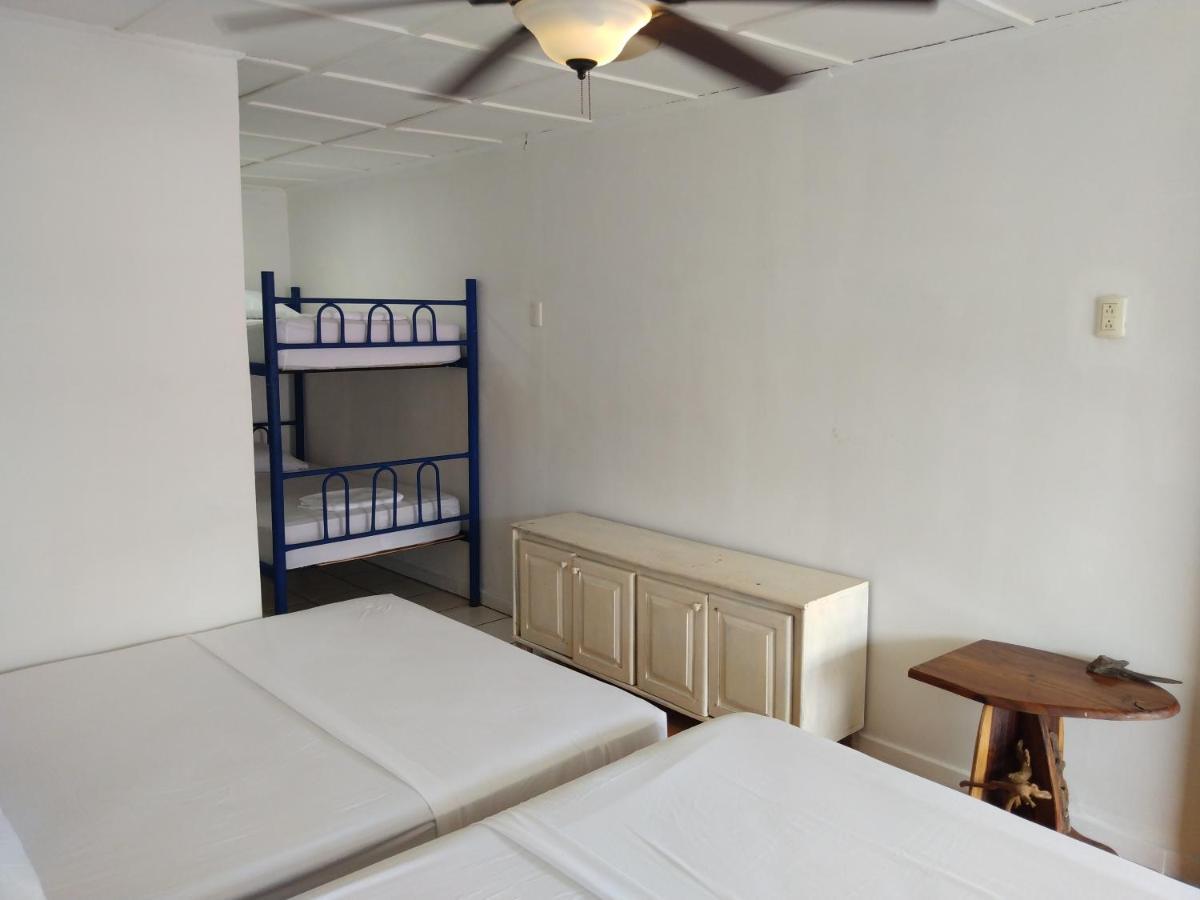 Buena Nota Hostel Jacó Esterno foto