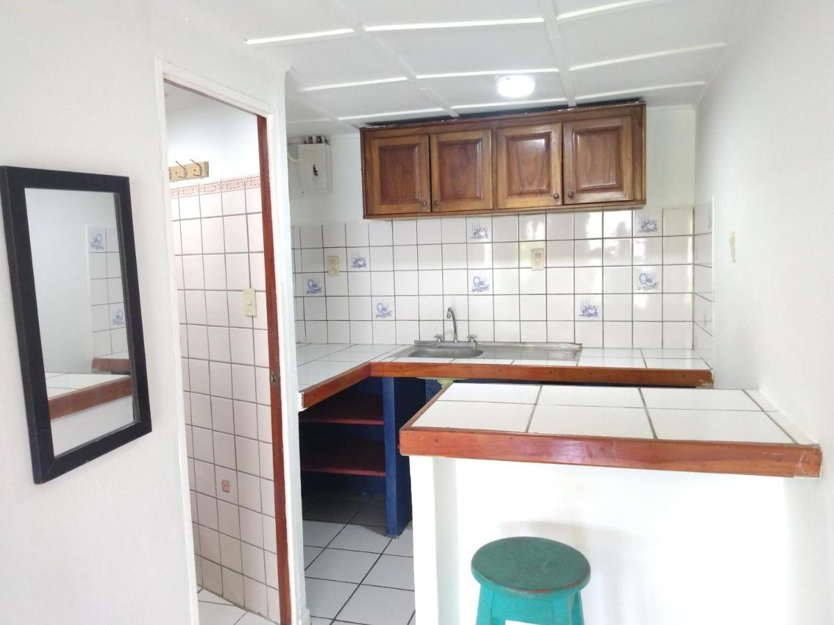 Buena Nota Hostel Jacó Esterno foto