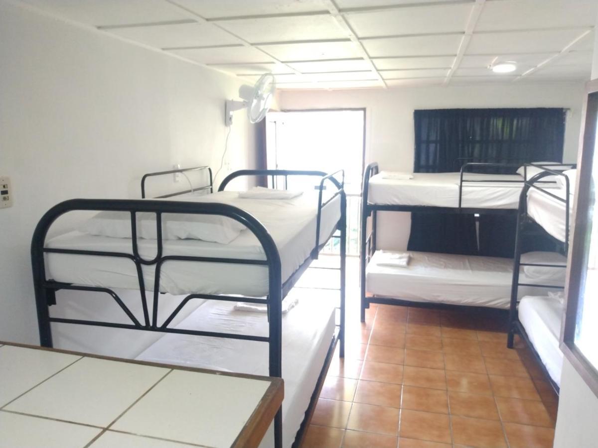 Buena Nota Hostel Jacó Esterno foto