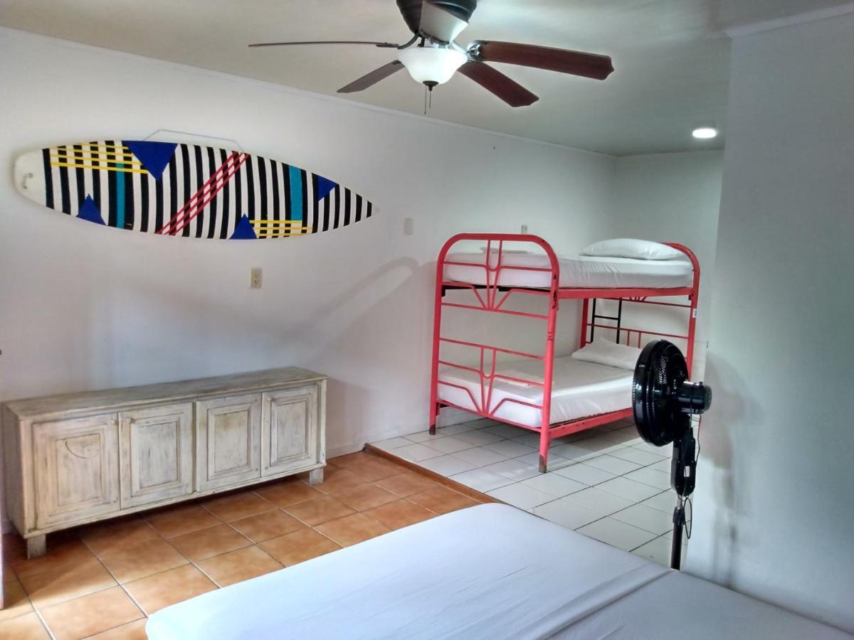 Buena Nota Hostel Jacó Esterno foto