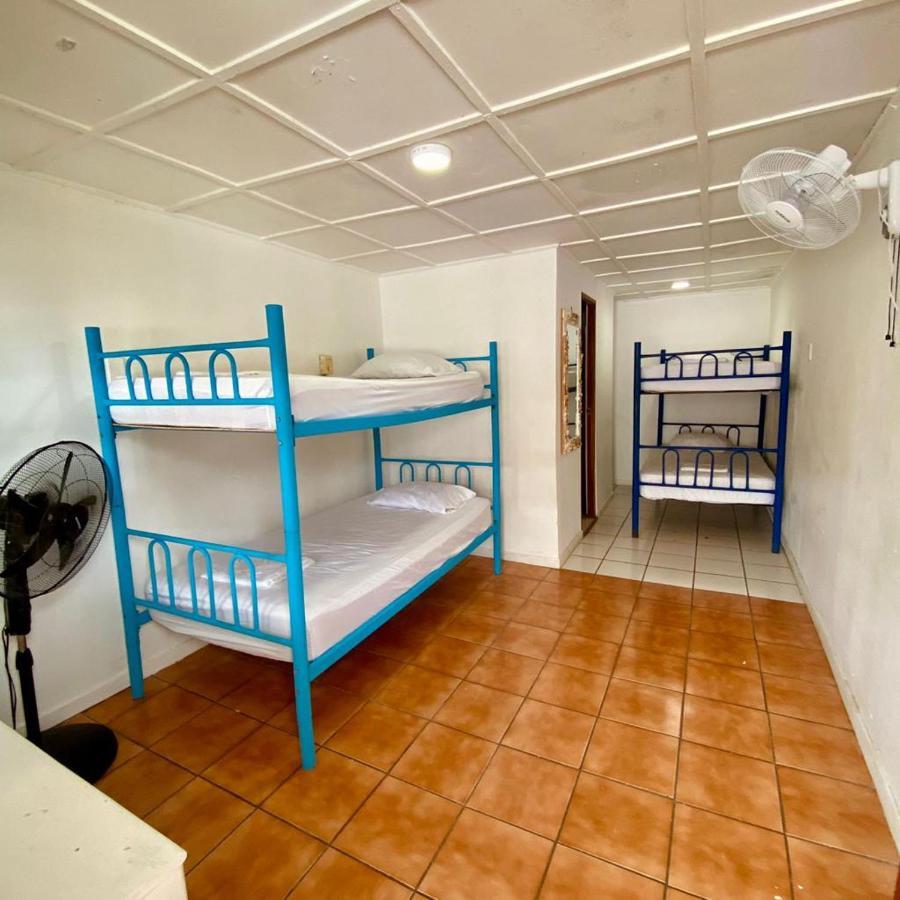 Buena Nota Hostel Jacó Esterno foto